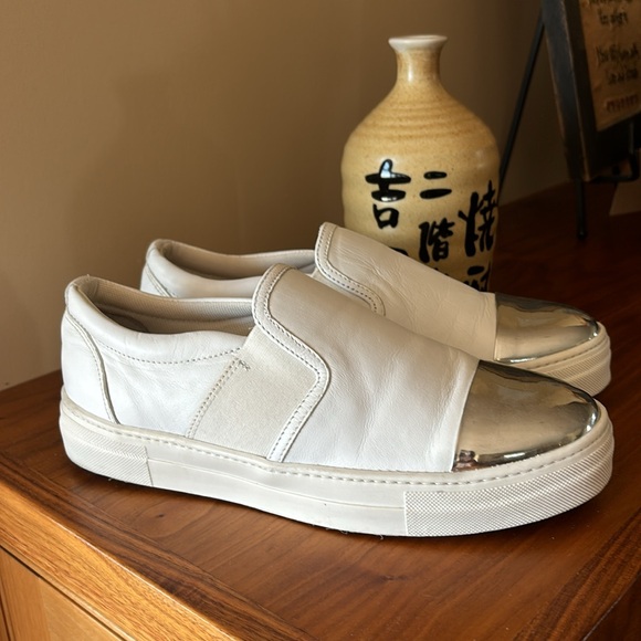 Le Blanc white leather sneakers with a gleaming silver toecap. - Picture 3 of 5
